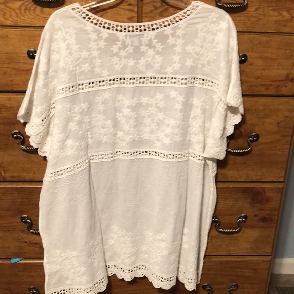 Davi & Dani white flowy tunic top NWT - Picture 3 of 3
